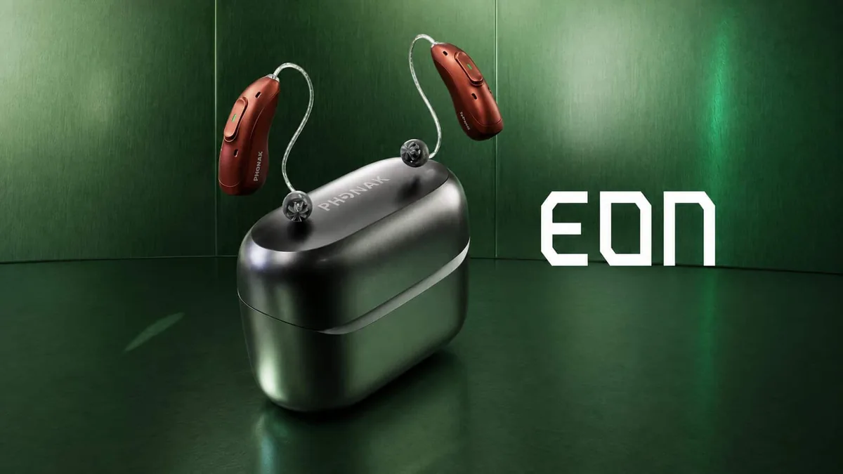 Δύο ακουστικά Phonak Audéo EON πάνω από τη θήκη φόρτισης