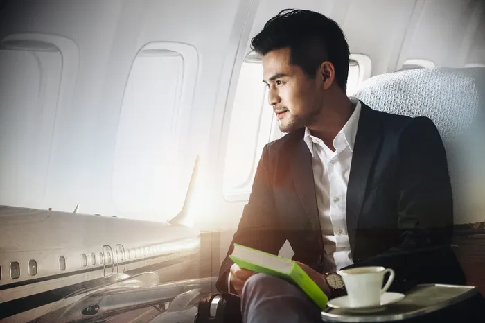 Άνδρας με ωτοασπίδες Phonak Serenity Choice Travel σε αεροπλάνο