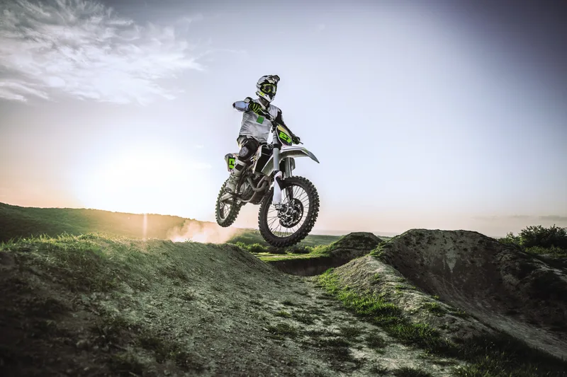 Αναβάτης motocross σε πήδημα, εξοπλισμένος με προστατευτική στολή