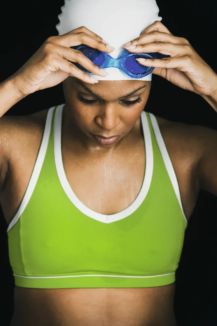 Γυναίκα φοράει ωτοασπίδες Phonak Serenity Choice Swim πριν το κολύμπι